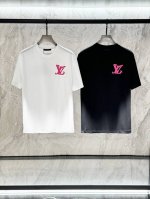 louis Vuitton 路易威登，2025夏季最新款，专柜同步有售，原单狠货，时尚休闲圆领短袖T恤，上身很有特点！吸睛而有亮点，进口原版面料，顶级刺绣工艺字