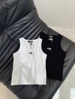 the North Face 生活中处处不经意的高级感 干练简约帅气 一件简单的背心穿出最强的街头感 简单清爽且时髦 开启甜酷辣妹风 单穿或内搭都很可 单穿就足