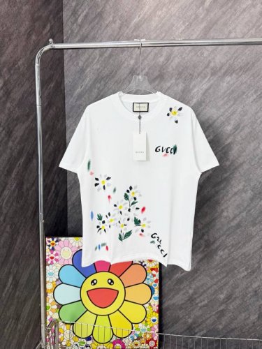 款号 G80 古驰花朵字母满印花圆领短袖 gucci官网Zp同步新款T恤 面料采用32支双纱280克高克重纯棉面料 同缸定织定染原版同色螺纹 进口机器白墨直喷印