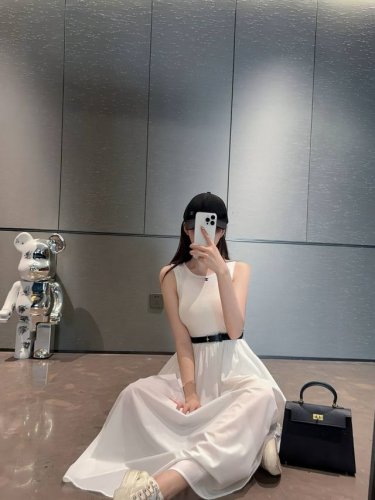 Chanel香奈儿小香手缝定制双C弹力针织拼接背心连衣裙配腰带 款号：25670703449 颜色：黑色 白色 尺码：Sml S码80-95斤 M码95-110