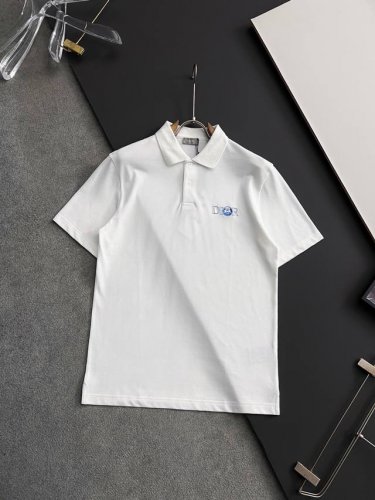 Cd25Ss新款polo衫，这款 polo 衫展示来自本季Dior And Hylton Nel 联名系列的标志。采用棉质珠地布精心制作，休闲版型搭配纽扣罗纹衣