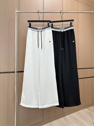 爆款现货 原单品质 Dio* 25新款织带休闲裤 颜色百搭高级 定制面料尽显高级随意感 视觉盛宴 四季必入的百搭单品 订制面料 质感巨好 慵懒范儿十足 女神必入