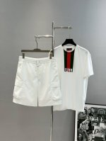 上衣 裤子260Gucci古齐25S春夏新品T恤短裤专柜同步！T恤前幅元素印花 领口采用双针走线，还原度极高！短裤双口袋设计.年青活力又休闲. 经典Gucci红