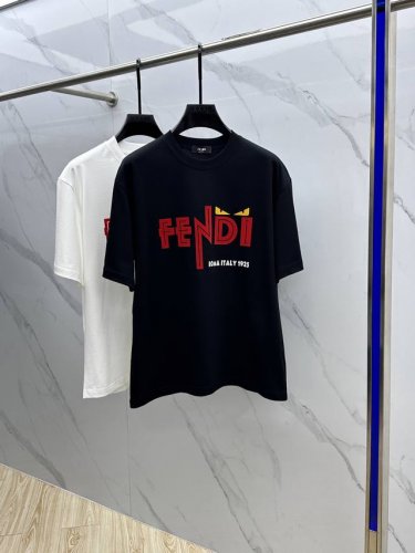 Fendi*芬迪 2025Fw春夏新品圆领打底外穿T恤，立体感Logo微廓形半袖纯棉打底，手感面糯有骨感，柔而有韧性。工艺处理，韧性和抗皱性能得到大幅度提高。微