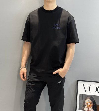 arc'tery*始祖-鸟25S爆款推荐.男女同款 高品质高版本 此款胸前及侧后背字母Logo立体图形烫画设计.蓝色字体设计尤为新鲜.使得整个的图案极为立体 采