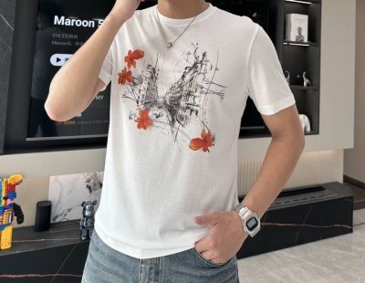 Sg 爱*仕 春夏最新男士圆领T恤衫，胸前极具复古风味的图案，采用进口机数码印花，全棉数码直喷技术，真正做到高保真清晰度，在视觉上呈现出鲜明的层次艺术效果，每一