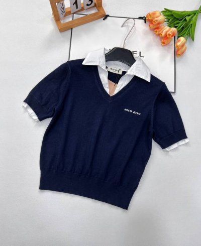 Miu Miu新款字母提花拼polo领假两件针织短袖。独具匠心的假两件款式，巧妙拼接衬衫领与针织短袖，既有衬衫的精致正式，又有针织衫的柔软休闲，打破常规穿搭思路