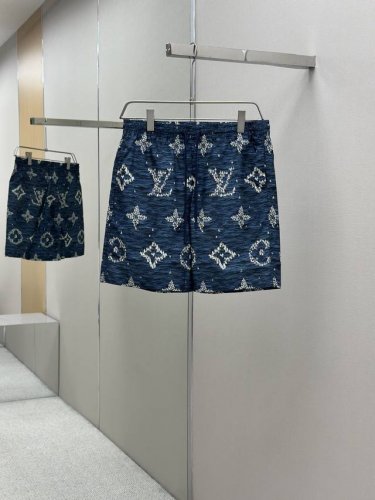 lv 25Ss新款短裤 波涛翻涌的纹理之上 航行的小船巧妙汇聚成全幅 Monogram 图案 可搭配同款单品 打造瞩目池畔造型 码数 S.M.L.Xl.