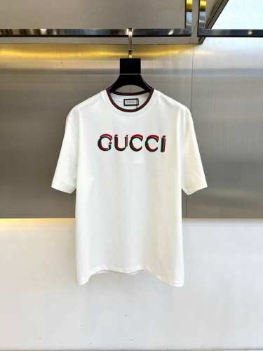 gucc古驰、2025春夏全新系列单品上线，非常时髦前卫的一款男女同款短袖T恤，醒目的Logo图案彩块印花修饰！区别于以往的不同，宣示品牌传承多年的设计理念！其