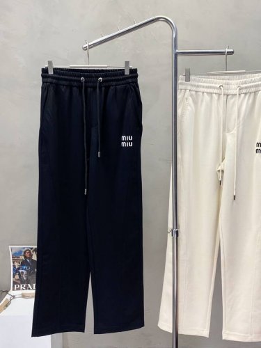 miumiu缪缪独家专供新款春夏休闲裤 高端版本！专柜定制面料 透气舒适度高，细节无可挑剔。品牌元素设计理念，体现高品质。手感细腻柔软！呈现休闲裁剪，上身版型超