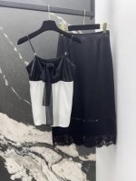 c家 25Ss 春夏新品浪漫度假风拼色吊带上衣+蕾丝花边设计中长款半裙 真丝面料顺滑有光泽 奢华又高级 背心系带蝴蝶结设计减龄少女心 裙摆定位睫毛蕾丝花边优雅立