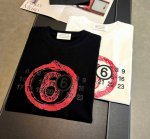 110 马丁 马吉拉 Martin Margiela 品牌服饰圈上0~23其中一个数字的布片来示意衣服所属的设计系列，女装基本衣饰则以6号来示意，10号是男装系