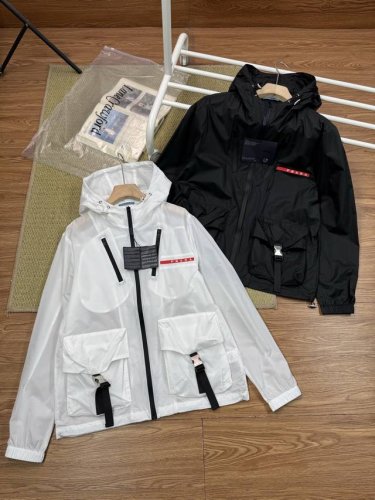 纯原臻品 顶级复刻 Prada 普拉达春夏新款运动外套轻薄皮肤衣防晒服 Zp品质1:1打版 全套原版 采用功能性防紫外线的锦纶材料 英国进口超薄尼龙面料 防晒系