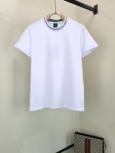 A X 阿玛尼 25Ss新款 T 恤以柔软棉质针织塑造经典直身版型，字母图案不管是T桖还是卫衣都是每年的爆款单品，巧妙致意 2025 春夏秀场的瞩目风范。 码数