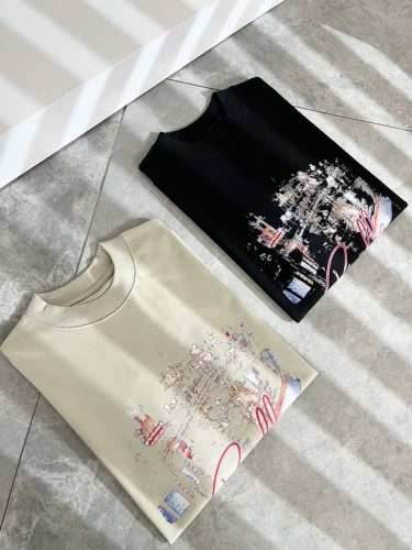 BALENCI*GA巴黎*家 2025春夏新款男女同款短袖T恤！走秀图案印花时尚休闲短袖T恤衫！设计logo印花设计！极具设计精选客供280g纯棉面料，手感柔软