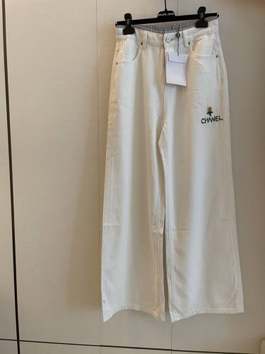 cc Vintage白色直筒牛仔裤 四季经典单品 直筒剪裁包容身形 清爽利落线条勾勒长腿 腰围拼色条纹 别具一格 匠心制作 日常休闲和通勤百搭必备单品 尺码Sm