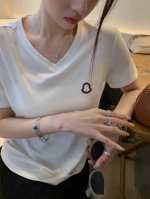 p170Moncler蒙口家！胸口刺绣钉珠小Logo徽章图案V领短袖丝光棉T恤！三标齐全！白色/黑色，码数S/M/L，现货发！(M码胸围92衣长63)