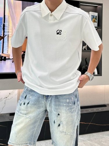 Loewe 2025春夏新品polo衫，尽显低调奢华。经典白色沉稳大气，质感上乘的面料带来舒适穿着体验。精致的品牌标识刺绣，巧妙点缀于胸前，彰显独特身份。领口与