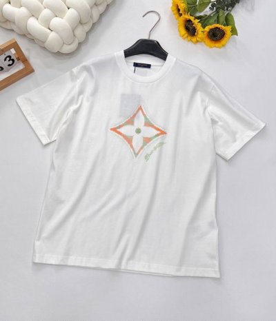louis Vuitton25Ss新款3D滴胶花卉圆领短袖，采用15S平织优质棉，230G；搭配32S双纱拉架螺纹，300G。面料采用平纹组织方式织造的品质优良