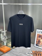 Dior 2025Fw春夏新品圆领打底外穿T恤，立体感半袖纯棉打底，原版液氨棉面料，柔而有韧性。工艺处理，韧性和抗皱性能得到大幅度提高。剪裁很到位，辨识度极高。