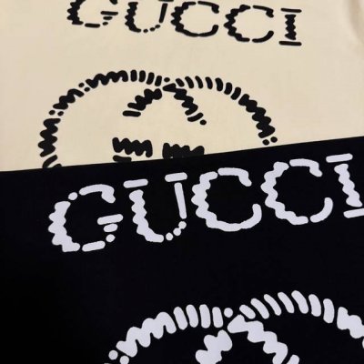 古驰Gucci 经典款双G大Logo短袖 穿上就是舒适自在 减龄又显瘦的存在 慵懒而随性 结合干净简单的色系就特别耐看 适合日常穿着 复古标识 显得格外耀眼 很