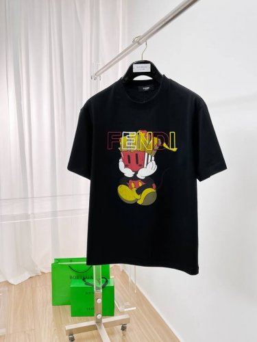 Ss芬迪纯棉最新面料经典标识图案Logo时尚简约潮流短袖 最顶级的品质专柜原单短袖 顶级制作工艺进口面料 专柜款独特设计 采用进口高端订制面料 官网在售 面料版