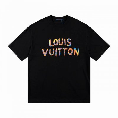 V160 Louis Vuitto*2025最新款短袖T恤 材质:采用高版本300G双纱精梳棉 尺寸:S M L Xl 颜色: 黑 白