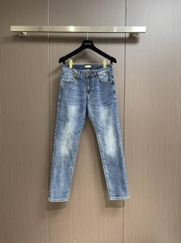 支持年后售后 gucci 男士直筒休闲牛仔裤 现代时尚的剪裁设计 客供日本Denim平纹棉质牛仔面料梭织生产 顶尖的石磨水洗工艺让质感达到80年代的老味 柔软细