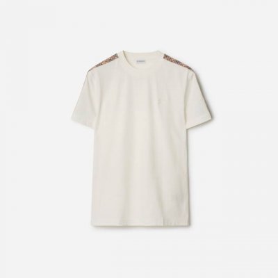 p220。Burberry 25新款格纹织带T 恤衫，这款T恤衫选用轻盈平织棉面料制成，呈现修身版型。点缀马术骑士徽标(Ekd)刺绣，衣袖融入Burberry