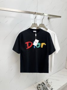 Dior 2025 圆领短袖T恤打底衫 元素性的Logo徽章凸显休闲时尚魅力,依然独领时尚风骚.内搭好伴侣 客供高支弹力针织100%液氨空气层面料,平整匀称的针