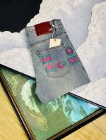 原单货 可穿200斤古奇Gucci 2025早春新款狠货带原版五金洗水唛！专柜同步有售，时尚休闲裤弹力牛仔裤，进口原版面料，上身舒适透气，顶级工艺五金配饰。档次
