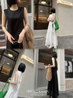 套装 浪漫遐想 繁美蕾丝拼接无袖上衣+半身裙套装 拒绝平庸大众感 精.致蕾丝，经得起时髦考验的立裁版型，版型宽中有筋骨，不做一味的宽大和拖沓，蕾丝拼接丰富衣身层