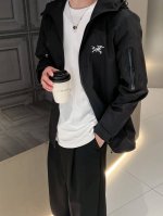 始祖鸟 高品质2025春季新款夹克外套，秀场新品品相非常完美，记忆面料舒适保暖，三标齐全，色泽饱满诱人，非常出彩的设计，轻松将时髦感进阶，做工极为考究严谨，走线