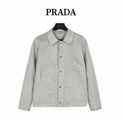 prada 普拉达 双边大口袋轻薄外套 贸易渠道稀出，海外精品限量销售。户外风衣产品的典范，全身暗纹的商标彰显品牌辨识度。这款夹克兼备温暖且轻盈的特质。 最新款