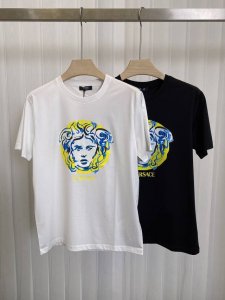 Vers&Ace 25春夏新品painted Medusa印花标识短袖T恤，正面饰有立体效果绘画风Medusa图案设计。定制80支双股丝光棉面料；黑色 白色 S