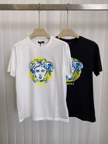Vers&Ace 25春夏新品painted Medusa印花标识短袖T恤，正面饰有立体效果绘画风Medusa图案设计。定制80支双股丝光棉面料；黑色 白色 S