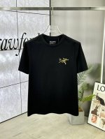 Arc'teryx 始祖鸟 ，25Ss春夏新品圆领印花短袖T恤，胸前缀饰始祖鸟品牌印花字母设计，经典休闲单品更显精致，极简风格设计，不束缚不挑人的款式，简洁又好