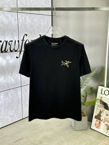 Arc'teryx 始祖鸟 ，25Ss春夏新品圆领印花短袖T恤，胸前缀饰始祖鸟品牌印花字母设计，经典休闲单品更显精致，极简风格设计，不束缚不挑人的款式，简洁又好