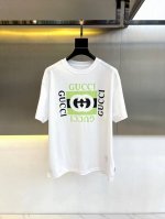 Gucc古、24Ss新款胸前撞色双G字母Logo圆领短袖T恤，Gu印花针织棉T恤短袖。官网同步发售单品。 重磅针织棉 Gucci互扣式双G印花 圆领 落肩设计