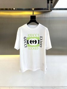 Gucc古、24Ss新款胸前撞色双G字母Logo圆领短袖T恤，Gu印花针织棉T恤短袖。官网同步发售单品。 重磅针织棉 Gucci互扣式双G印花 圆领 落肩设计