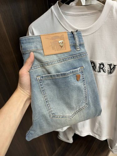 Burberry 2025开春独家专供新款巴宝莉潮男时尚休闲裤，秋冬新款裤子 高端欧版原单潮流时尚休闲裤子 透气舒适度高，细节无可挑剔，品牌元素设计理念，体现高