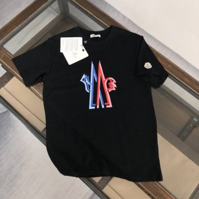 moncler 蒙口 新款.主题设计T恤.面料上身舒适透气 不僵硬 修身的剪裁 采用客供定制双股纯棉面料 上身舒适有型 内搭单穿都完全没问题 时尚潮人必备 黑色