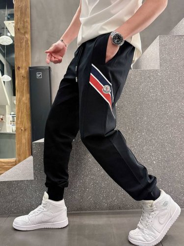 moncler，男士休闲裤 纯棉面料休闲裤，最新款上身版型无敌正！ 绝对可以闭眼收的一款 此款裤子非常百搭，弹力腰围,日常上班 户外运动都可以穿着，是时尚休闲与