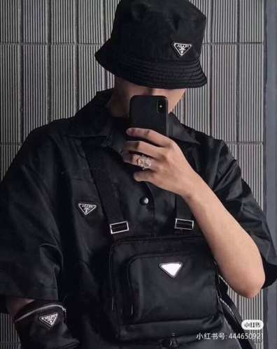 prada经典款三角牌渔夫帽 吹爆款这渔夫帽 经巨典啊 上头超级看好 众多渔夫帽中明星最爱的一款 帽型非常好 很遮脸 戴一年四季不是问题 型版很好看 简直人是手