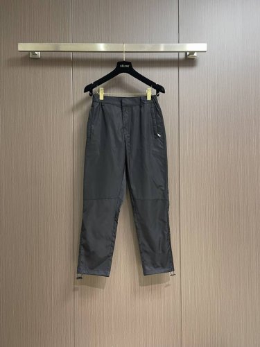 prada 新款直筒工装裤，这款极简夹克面料取材Re-Nylon再生尼龙打造 凸显时尚。Re- Nylon再生尼龙通过提纯海洋塑料回收物制成，承载创新精神，已然