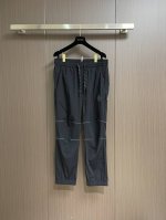 Moncler 2025Ss春夏新品直筒休闲裤，面料无敌，型款设计都无可挑剔的百搭款卫裤，户外运动都美。灵魂式的Logo仔章简约休闲， 五金辅料都是顶配 细节好