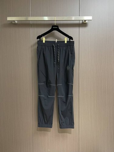 Moncler 2025Ss春夏新品直筒休闲裤，面料无敌，型款设计都无可挑剔的百搭款卫裤，户外运动都美。灵魂式的Logo仔章简约休闲， 五金辅料都是顶配 细节好