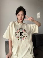60 上新！Burberry巴宝莉字母短袖T恤！ 今年不可错过的经典印花棉质Tee,上身很洋气显瘦内搭外穿都看 高密针织圆领设计，平整简约！亲肤透爽！T恤面料的