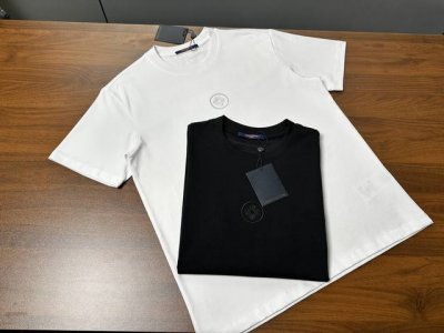 Gucci 短袖T恤 工艺：印花 颜色：黑色 白色 码数：S~Xl 面料：精梳紧密棉盖棉280G 柔顺手感，做工细致。男女同款宽松版型！ Lv 短袖T恤 工艺：