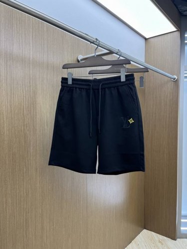 lv 2610春夏新款男士休闲短裤 高端货简洁时尚大方 定制原版进口面料 简洁利落又清爽 品质做工细节经得起任何形式检验简约大方百搭款 上身优雅帅气，焕然一新的